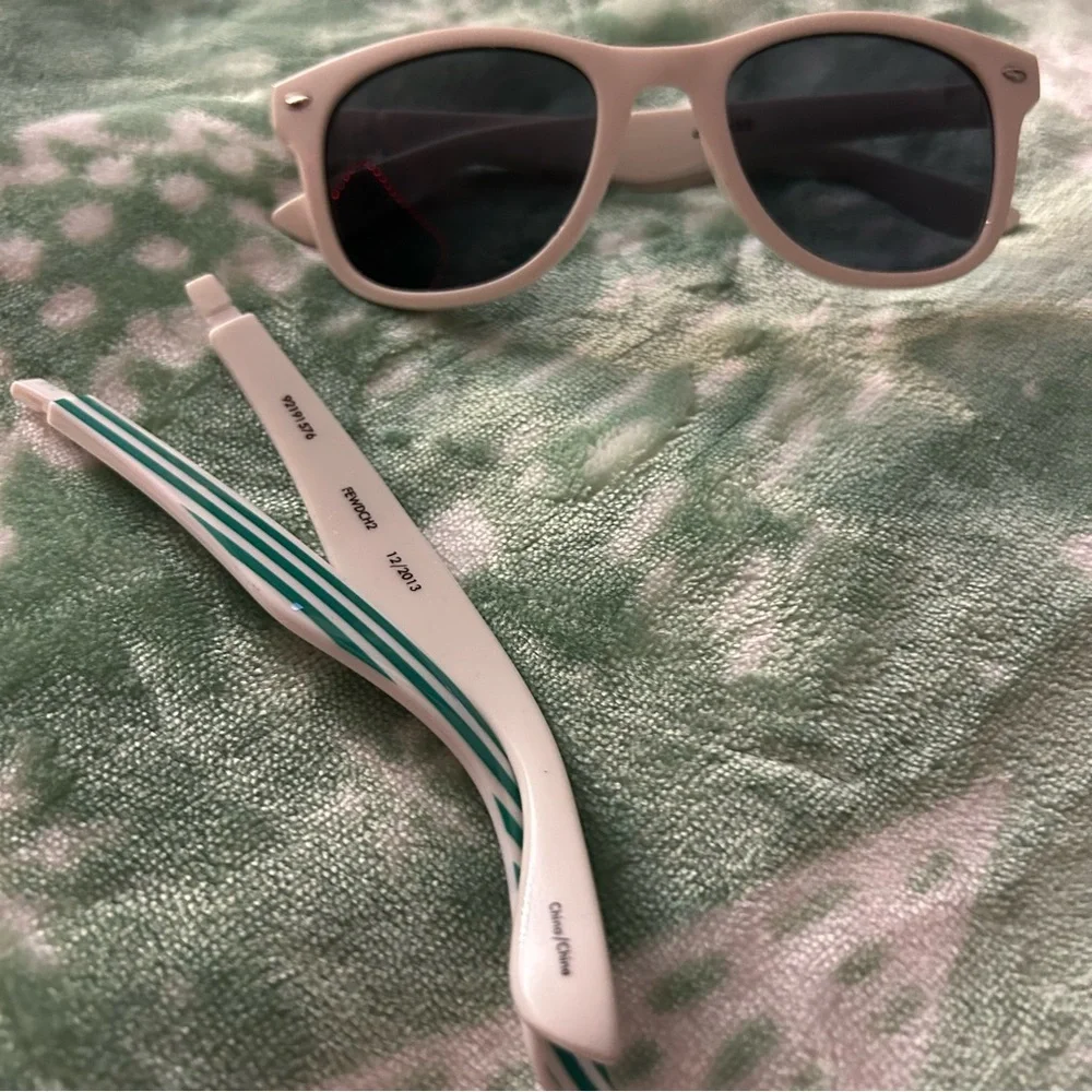 Sunglasses with interchangeable arms (floral and striped)
